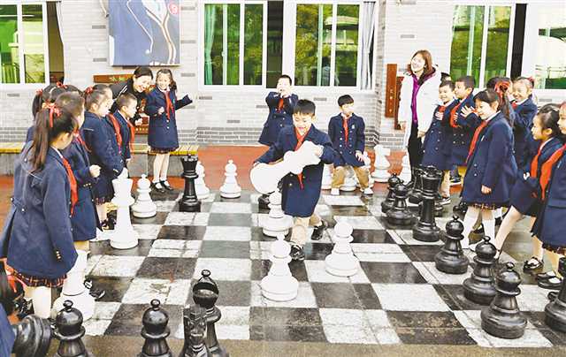 杨石路小学校孩子们乐在棋中
