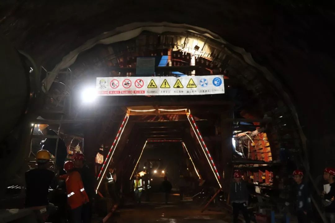 开城高速建设者24小时不间断作业,吴家梁隧道