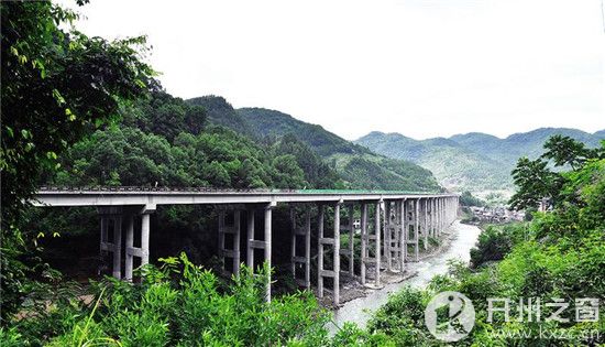 在建中的開城高速公路加快基礎設施建設加速渝西高鐵,成達萬高鐵,開城