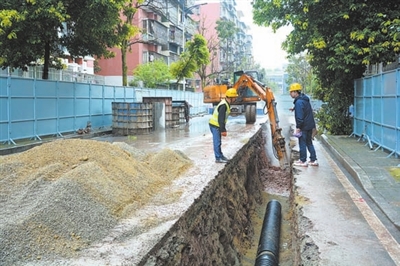 四月十四日,位于梁山城区人民东路的雨污分流管网工程施工现场,质检员