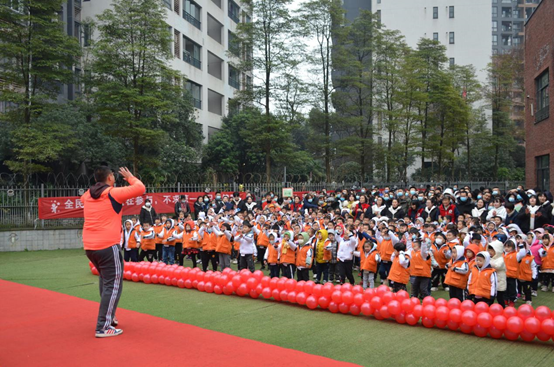 鸳鸯街道东方剑桥中冶北麓原幼儿园团支部开展"和运动同行 与快乐相伴