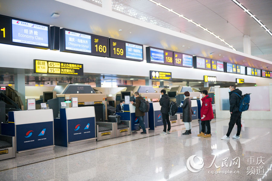 1月28日,旅客在重慶機場有序排隊辦理值機手續. 鄒樂攝