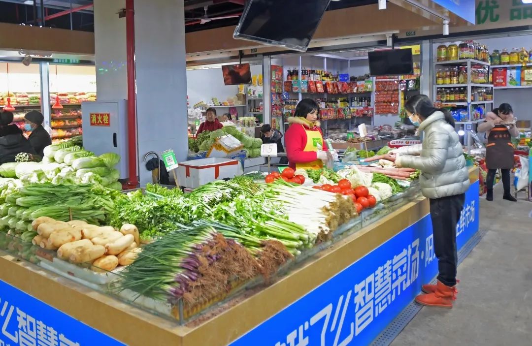 每天一早一晚农贸市场的买菜高峰 对这座城市的人们来讲 是平凡而