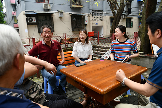 社区规划师贺帅帅(右一)正在长江村作现场调研 记者 郭旭 摄