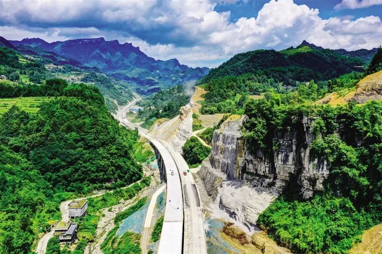 石黔高速桥隧已百分百完工 黔江段预计今年建成通车