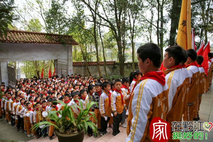 新华小学师生祭奠英烈