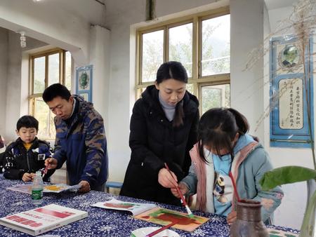 刘芹佛夫妇义务送课到村小打开山里娃的艺术之门