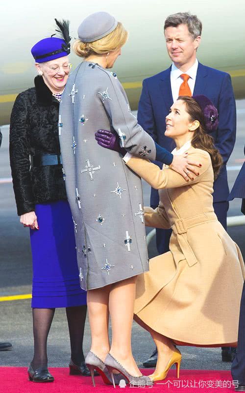 各国王室女性的屈膝礼:不看年龄只讲头衔,该蹲就得蹲
