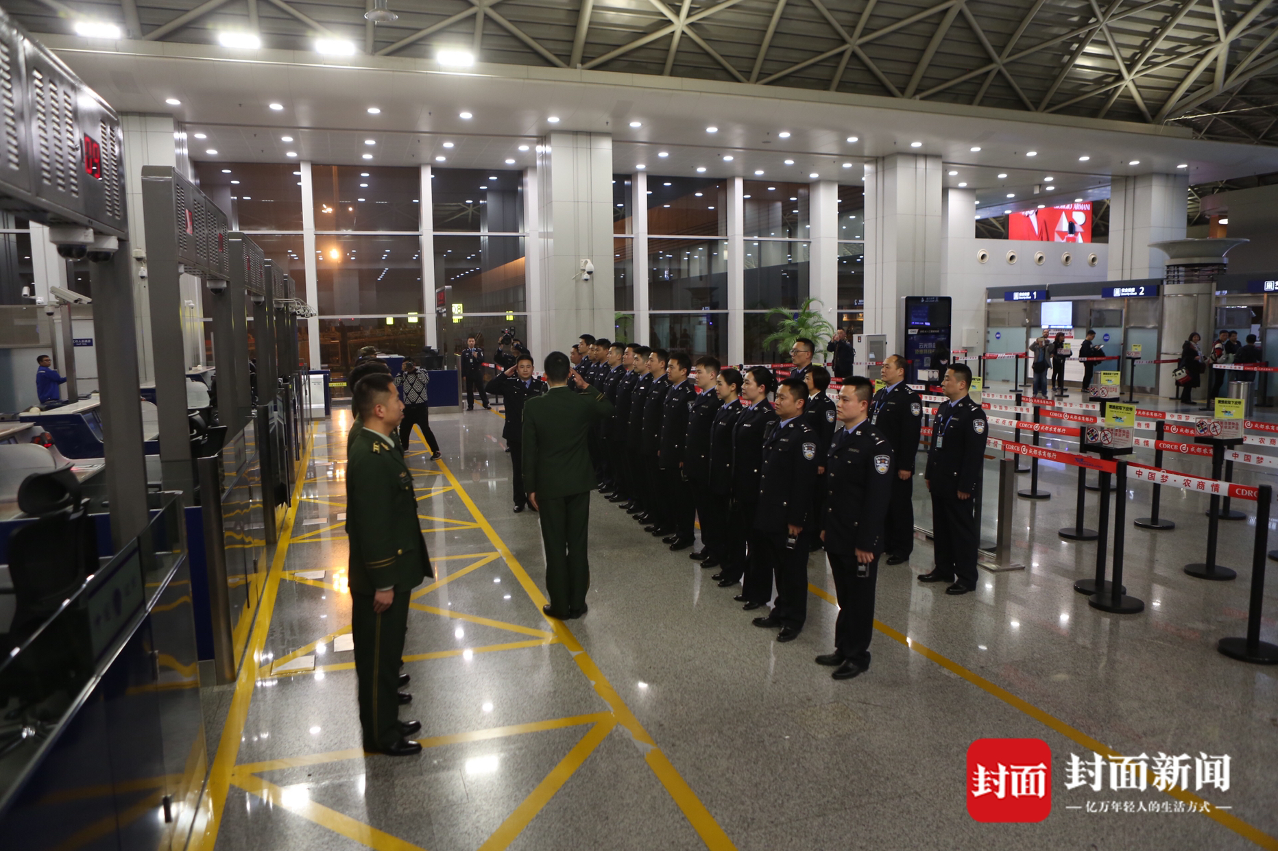 洋气 身着黑色制服的成都移民警察首次亮相 上游新闻汇聚向上的力量