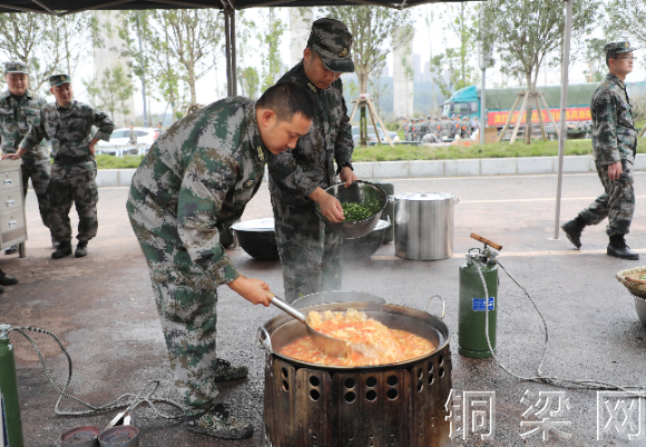炊事班民兵在烹饪饭菜.