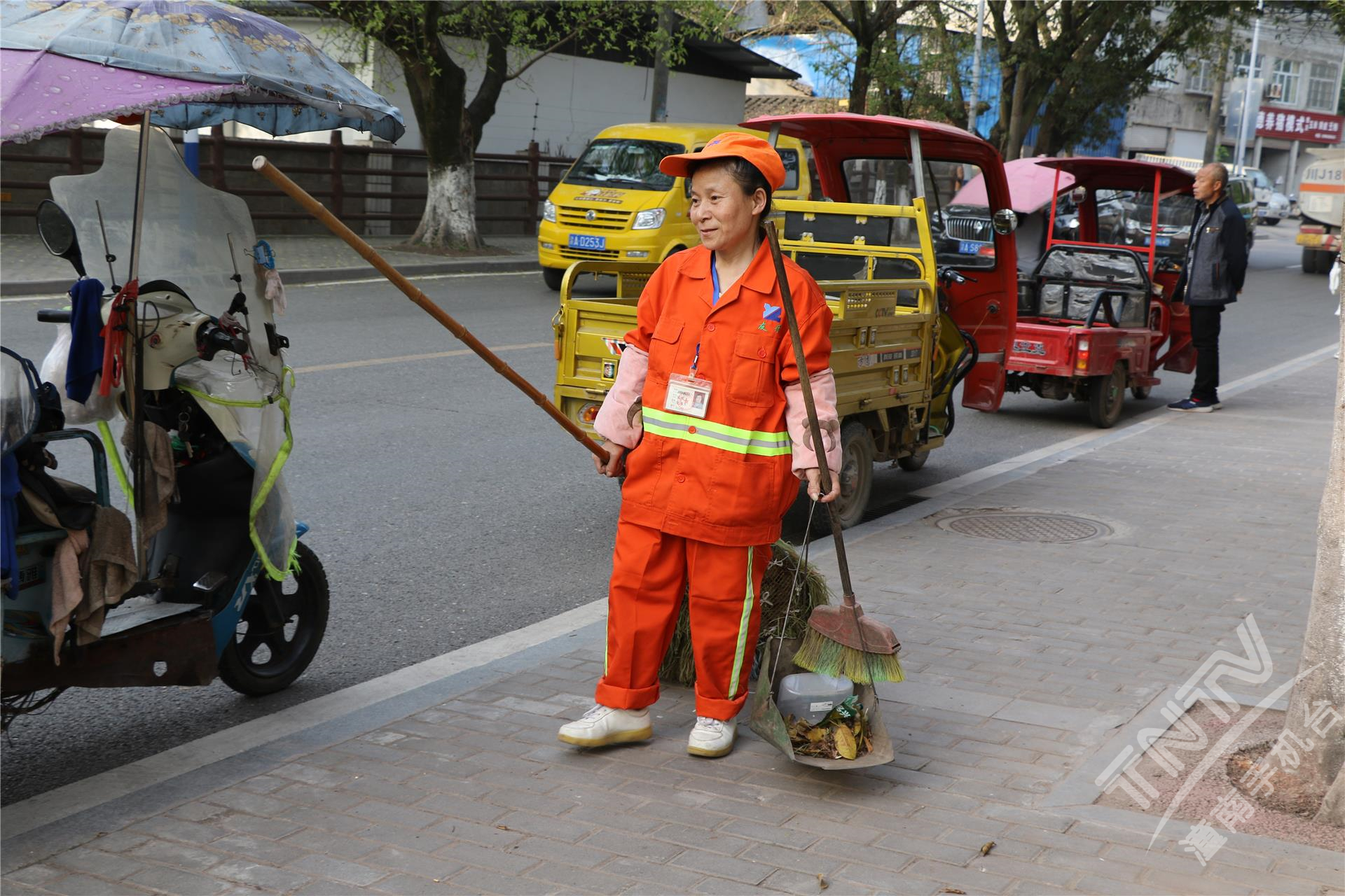 那抹跃动的橙色最美环卫工徐绍兰