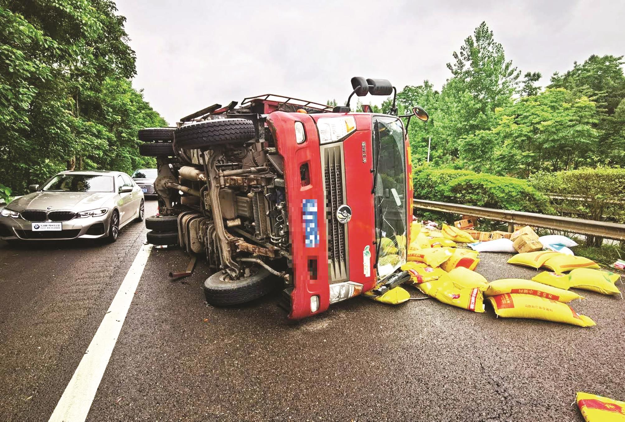 超载1062吨 货车高速路上爆胎引侧翻