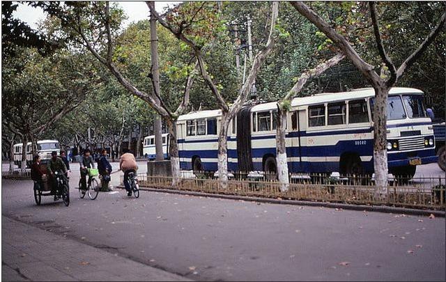 老照片:1984年江苏南京街景,空旷的马路和无轨电车