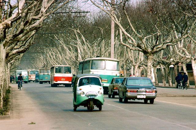 老照片:1984年江苏南京街景,空旷的马路和无轨电车