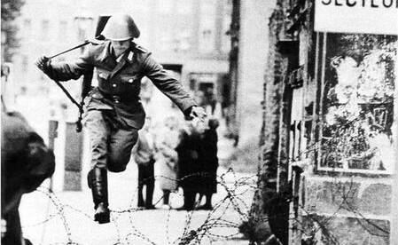 冷战时这张著名照片中的东德士兵逃入了西德,最后的结局怎么样呢