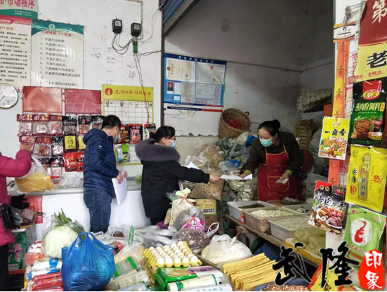 在农贸市场内的副食品店,工作人员从证照情况,环境卫生,食品进货渠道