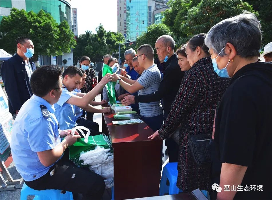 巫山生态环境局积极参加"防灾减灾日"宣传活动