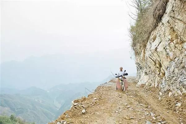 巫溪县中岗乡中岗村,村民驾驶摩托车行驶在山路上记者 谢智强 摄