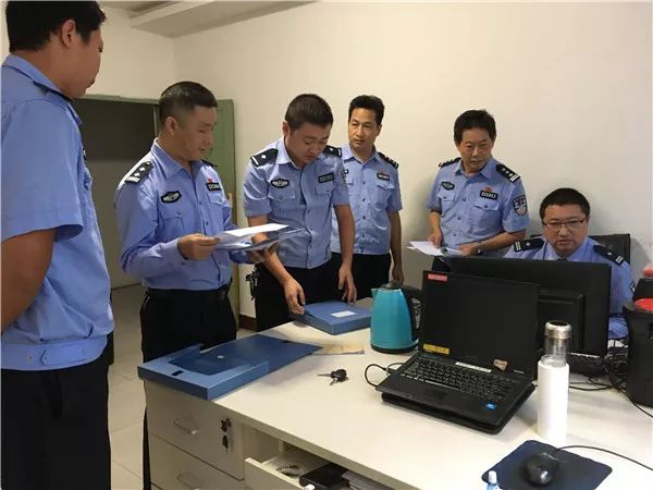 政法委書記華祖軍到縣局對節日期間仍堅守崗位的民警職工進行看望慰問