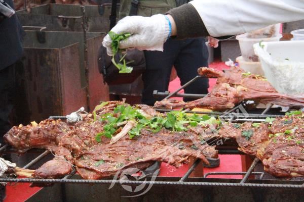 武陵山区首届冬至羊肉美食节在秀山西街游客中心开幕