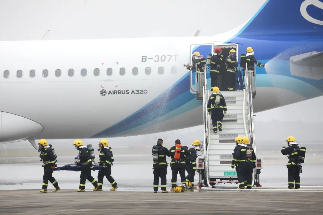 飞机遇"雷击"返航…这场演练17家单位携手应对