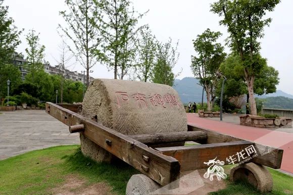 公园门口雕刻有时来运转字样的老物件.