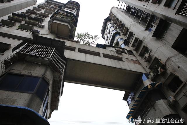 又一很重庆的建筑火了 24层高楼没电梯 每天爬楼爬得腿软发抖