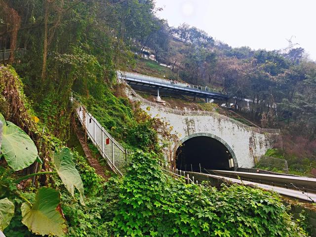 重慶渝中佛圖關公園不止健身還可拍輕軌