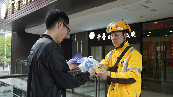 正文人民网重庆4月13日电 4月13日上午,渝中警方与美团,饿了么等外卖