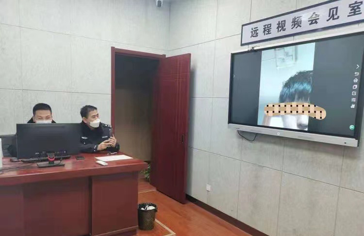 警方通过视频教育阴某某  来源：耀州区卫健委