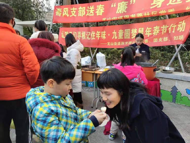 龙山街道旗龙路社区开展让孩子们寻根记住年味61九童圆梦鼠年春节