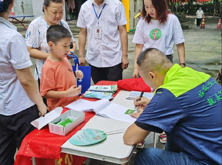 垃圾分类 绿色 生活环境|垃圾分类引领新时尚，人人参与建绿色家园