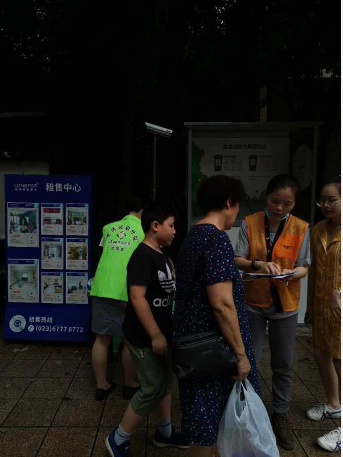 余松路社区垃圾分类|余松路社区 小区“地摊”热度不减 垃圾分类宣传圈粉