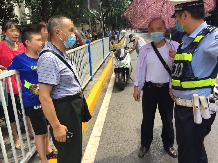 横穿马路为抄近路横穿马路，老人被车撞倒受伤