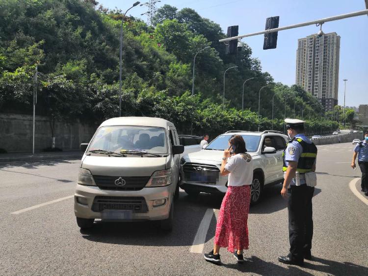 事故两车环岛行驶发生碰撞   民警提醒：交通安全时刻牢记