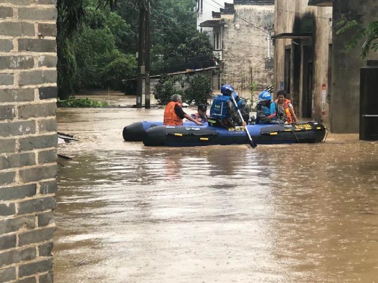 抢险|这里的高考延期，可民警辅警却一刻也没闲着……