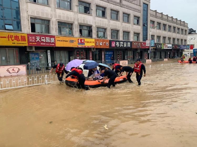 抢险|这里的高考延期，可民警辅警却一刻也没闲着……