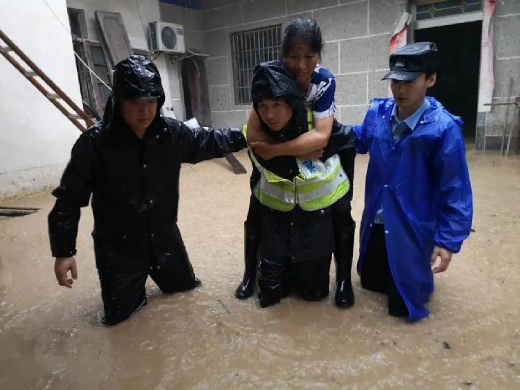 抢险|这里的高考延期，可民警辅警却一刻也没闲着……