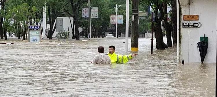 抢险|这里的高考延期，可民警辅警却一刻也没闲着……