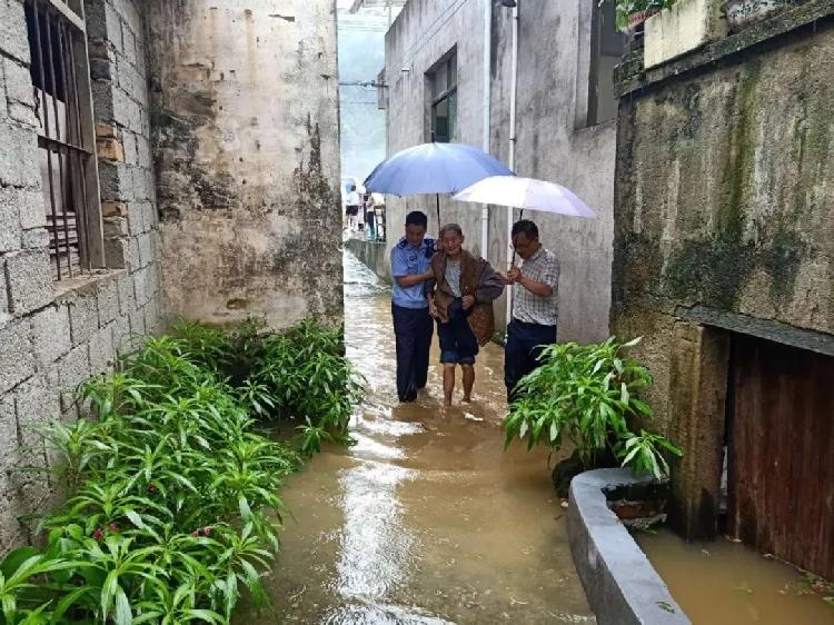 抢险|这里的高考延期，可民警辅警却一刻也没闲着……