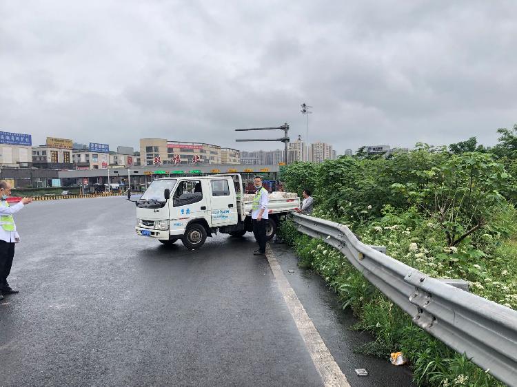重庆高速下雨天一定要减速慢行，怎么总是记不住呢？