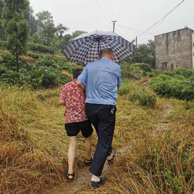 荣昌公安|山体存在滑坡隐患 民警冒雨转移群众