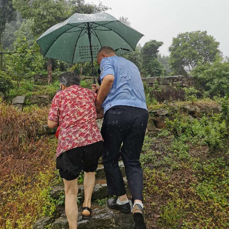 荣昌公安|山体存在滑坡隐患 民警冒雨转移群众