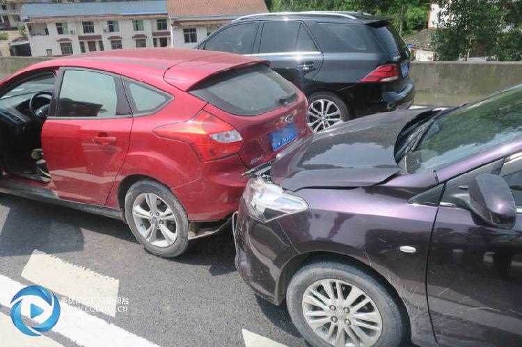 又是一起三車追尾 如何測算安全距離防追尾?