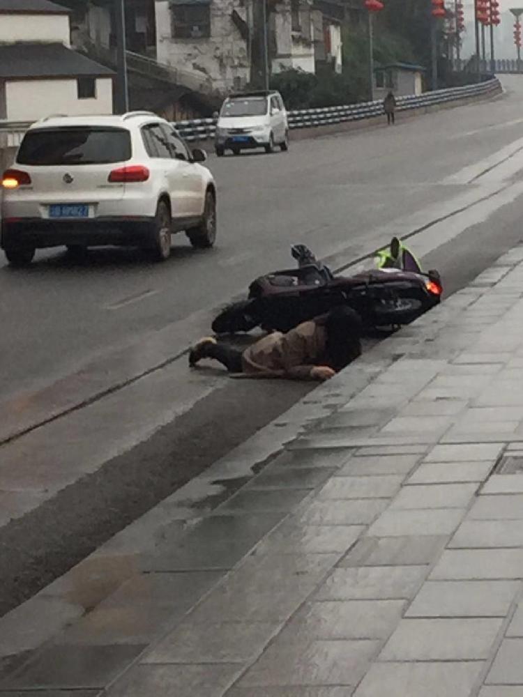 女孩騎電動車摔傷流血,還好有她及時伸出援手