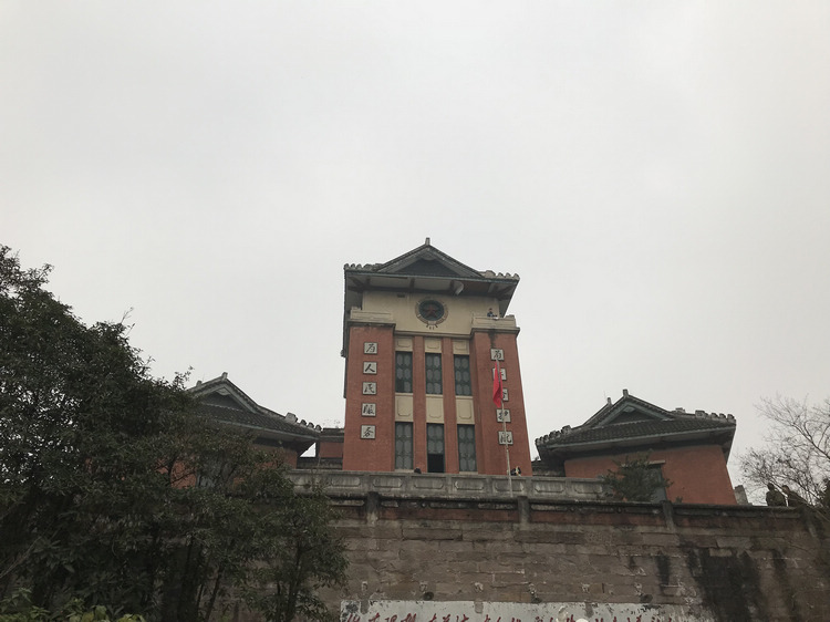 就是重庆工商大学融智学院里的这栋楼让《又见红叶》剧组找到了1980年代大学校园的感觉.jpg