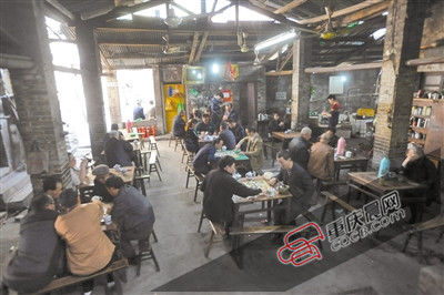 昨日，黄桷坪交通茶馆，有老茶客也有年轻的学生。