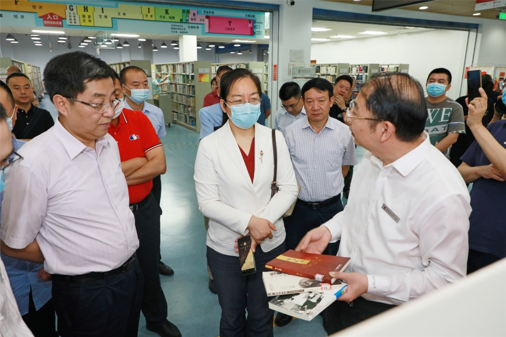 参会嘉宾现场体验凭社保卡（电子社保卡）入馆、图书通借通还等跨省应用.jpg