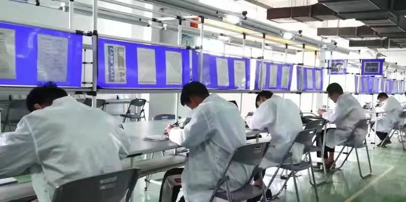 工人们在进行控制器电路板的组装检测。（芜湖固高自动化技术有限公司供图）