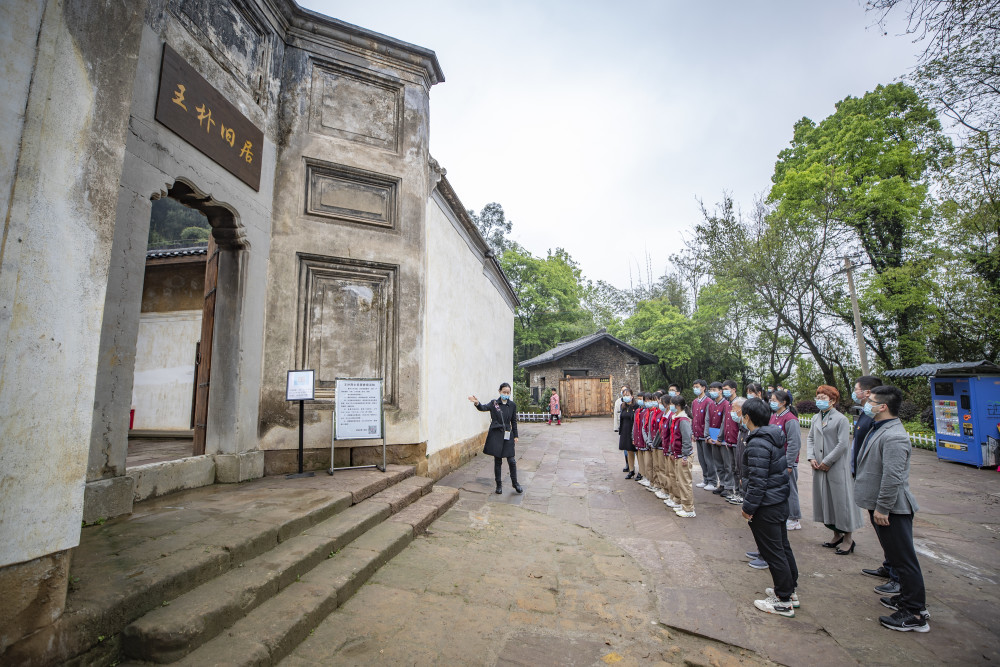 新华社 传承红色基因 参访红岩英烈王朴故居-上游